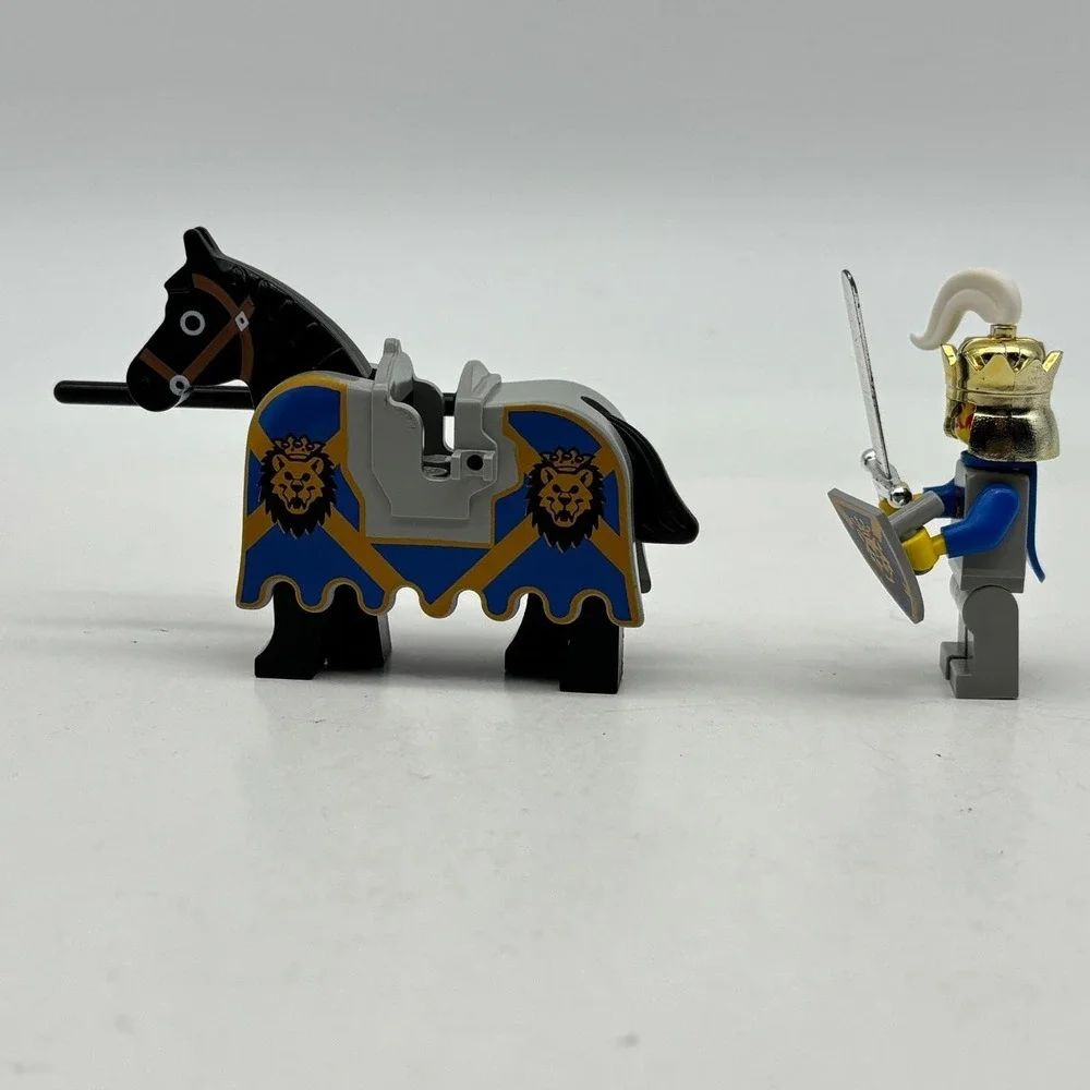 LEGO Castle Royal Knights King Leo Horse Rider Lion Shield Chrome Helmet Vintage